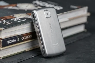 Nokia 8800 original en acier inoxydable posé sur une surface en ardoise noire, vue trois quarts mettant en valeur le corps métallique brossé et la marque gravée pour identifier un modèle authentique de collection.